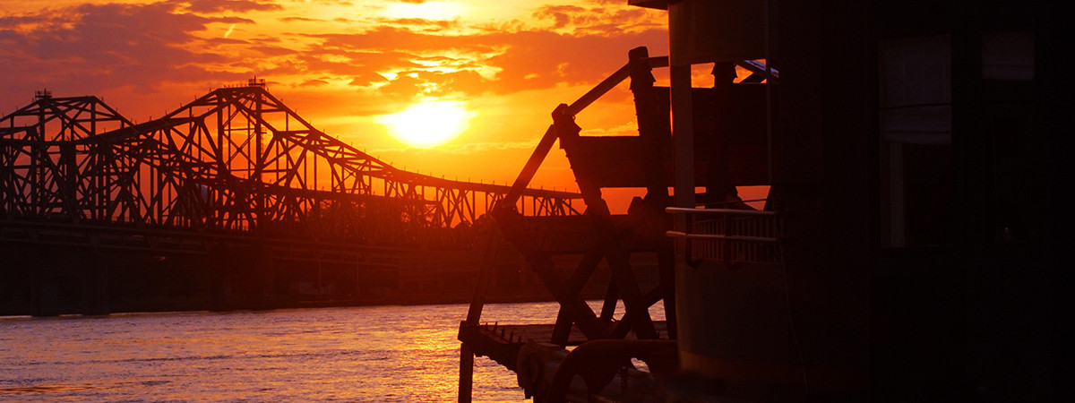 Schaufelraddampfer am Ufer des Mississippi River bei Sonnenuntergang in Natchez