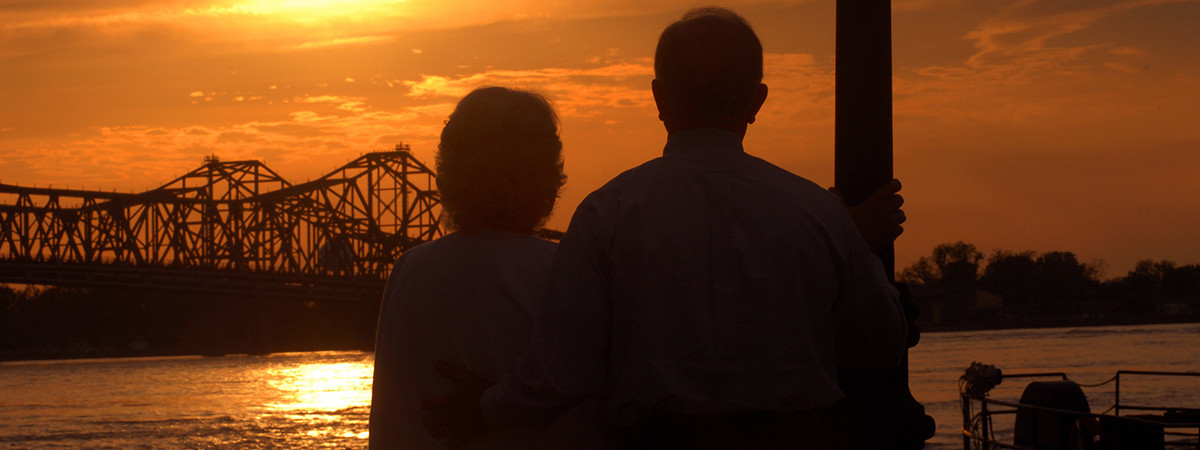 Sonnenuntergang über dem Mississippi River in Natchez