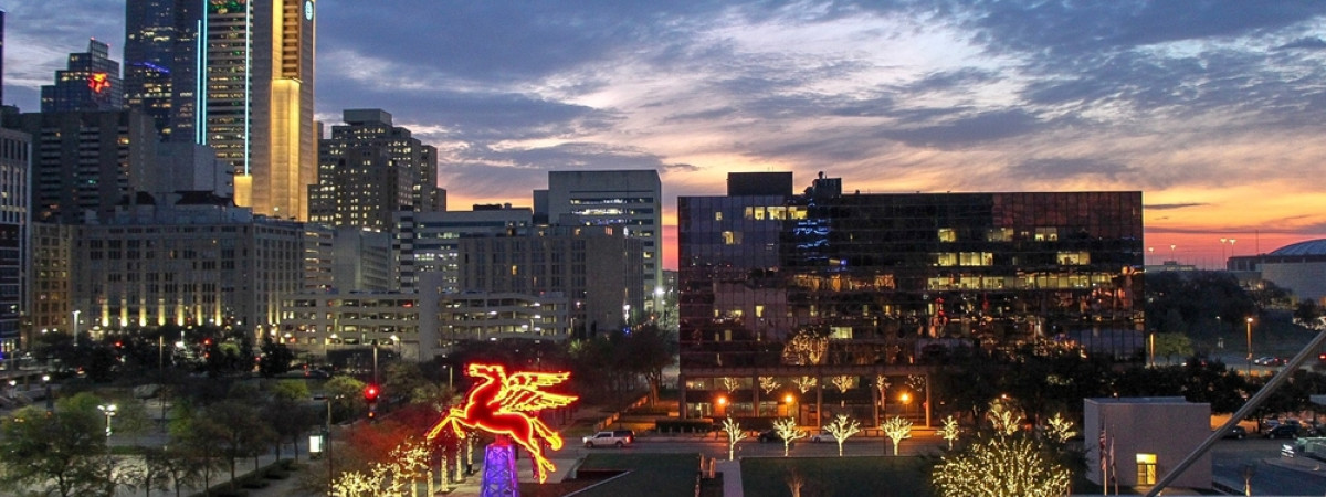 Die Skyline von Dallas bei Nacht