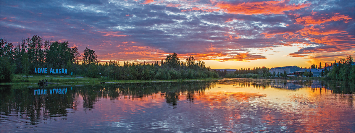 Love Alaska Schild aufgenommen am Chena River in Fairbanks