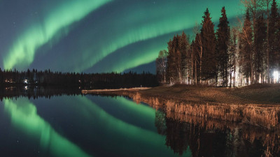 Nordlichter im Chena Lake Outdoor Recreation Area während der Nordlichtsaison in North Pole, Alaska  – Andy Witteman - provided by Explore Fairbanks Alaska