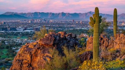 Blick auf Phoenix: Sonnenaufgang vom Piestewa Peak  – Visit Phoenix