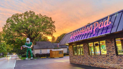 Die berühmte 9 Meter hohe Statue "Giant Gemini" steht vor dem Drive-in-Restaurant Lauchning Pad und ist ein Werberequisit aus den 60er Jahren.  – provided by Heritage Corridor Destinations