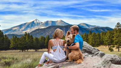 San Francisco Peaks mit Pärchen und Hund  – provided by Discover Flagstaff