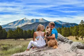 San Francisco Peaks mit Pärchen und Hund  | San Francisco Peaks mit Pärchen und Hund |   – provided by Discover Flagstaff