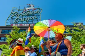 Die Portland Pride Parade führt vorbei am berühmten Portland Neon-Schild  | Die Portland Pride Parade führt vorbei am berühmten Portland Neon-Schild |   – provided by Diego Diaz