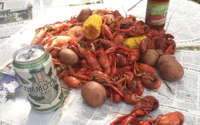 Typische Darreichungsform für Krabben, einfach auf einer Zeitung ausgebreitet und dazu ein leckeres Bier!  | Typische Darreichungsform für Krabben, einfach auf einer Zeitung ausgebreitet und dazu ein leckeres Bier! |   – provided by Louisiana Office of Tourism