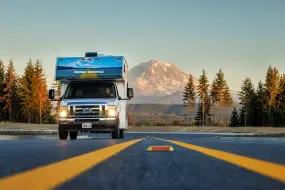 Cruise America Wohnmobil auf einer typischen Straße mit einem szenischen Hintergrund  | Cruise America Wohnmobil auf einer typischen Straße mit einem szenischen Hintergrund |   – provided by Cruise America RV Rentals