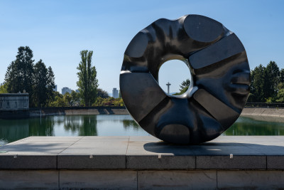 Vom Volunteer Park blickt man auf die Space Needle © Rachael Jones for Visit Seattle  | Vom Volunteer Park blickt man auf die Space Needle © Rachael Jones for Visit Seattle |   – Rachael Jones for Visit Seattle