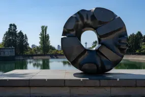 Vom Volunteer Park blickt man auf die Space Needle © Rachael Jones for Visit Seattle  | Vom Volunteer Park blickt man auf die Space Needle © Rachael Jones for Visit Seattle |   – Rachael Jones for Visit Seattle