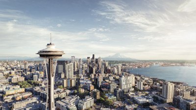 Blick über Seattle mit der Space Needle im Vordergrund und dem Mount Rainier am Horizont  – (c) Visit Seattle