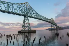 Die Astoria-Megler Bridge verbindet Oregon mit Washington.  | Die Astoria-Megler Bridge verbindet Oregon mit Washington. |   – TravelOregon.com/Joni Kabana