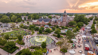 Rock Hill, 
 Fountain Park in downtown Rock Hill während 'Food Truck Friday' Event  – provided by South Carolina Tourism