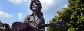 Dolly Parton-Statue in Sevierville  | Dolly Parton-Statue in Sevierville |   – provided by Tennessee Tourism