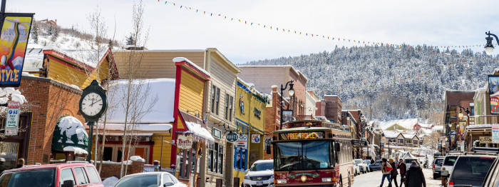 Die sonnige Main Street im historischen Park City  – CR: Visit Park City - provided by Park City Chamber of Commerce & Visitors Bureau